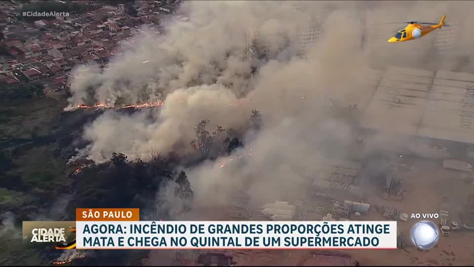 Incêndio de grandes proporções atinge mata e se aproxima de áreas comerciais e residenciais em SP