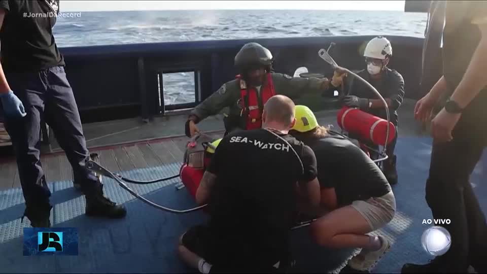 Navio alemão resgata 73 imigrantes em duas operações no Mar Mediterrâneo nesta terça (12)