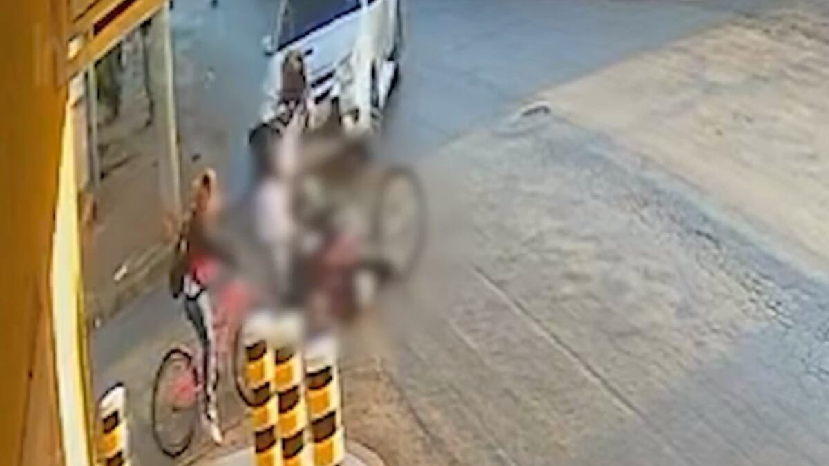 Câmeras flagram acidente entre moto e caminhonete que deixou uma mulher morta em MG