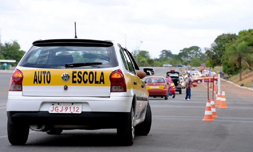 Autoescola é obrigatória só no Brasil? Veja o que outros países exigem para que alguém possa dirigir