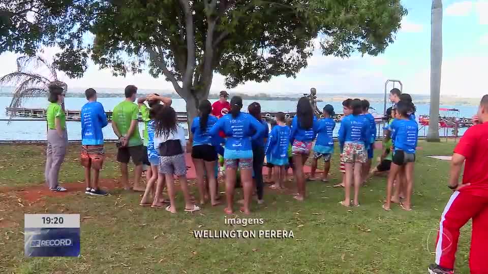 Projeto social ensina crianças a salvar vidas com bombeiros