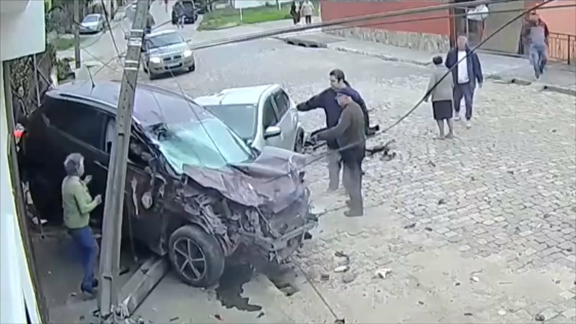 Acidente no RS termina com vítima em estado grave e carros destruídos