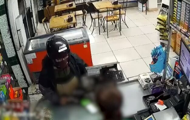 Funcionária é rendida e entrega dinheiro do caixa durante assalto à padaria em Cabo Frio (RJ)