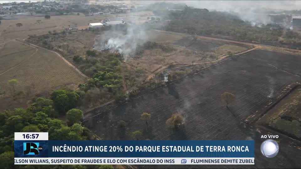 Bombeiros tentam apagar incêndio que já destruiu 20% de parque em Goiás