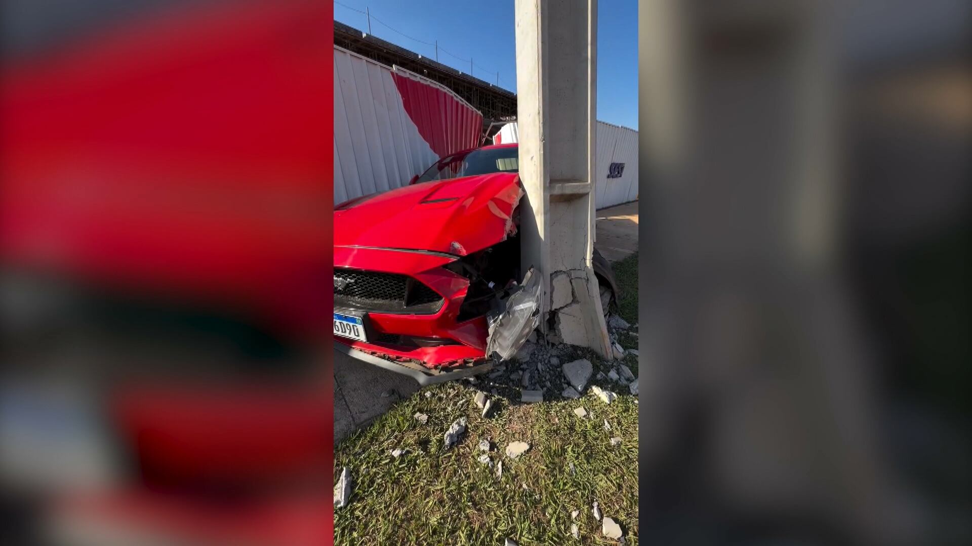 Vídeo flagra colisão de carro de mais de meio milhão de reais com poste