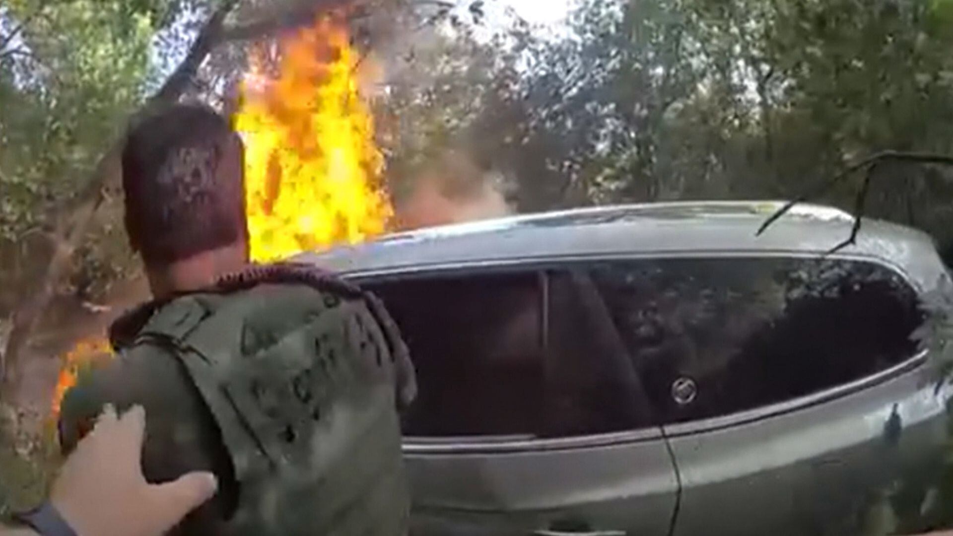 Carro cai em ribanceira e pega fogo nos EUA