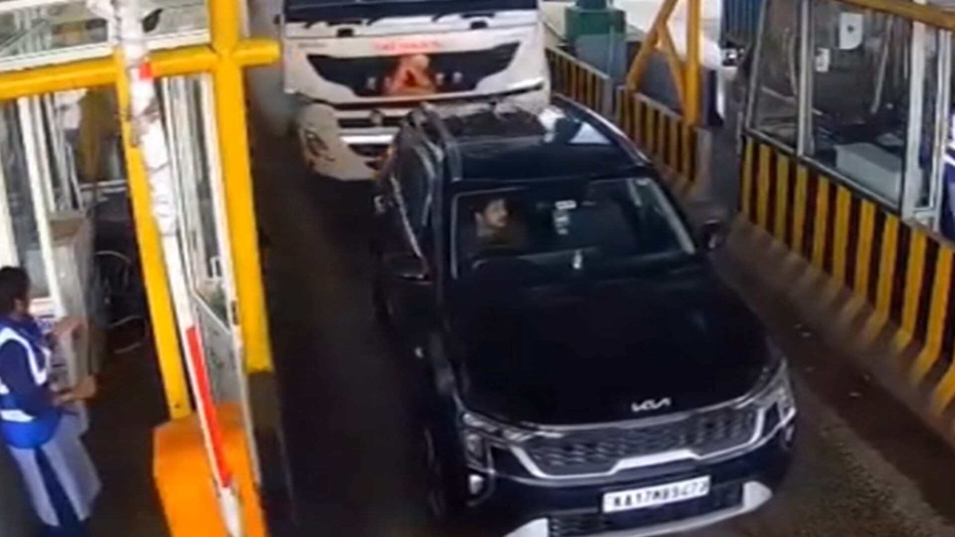 Flagrante mostra caminhão atingindo carro em fila de pedágio; assista