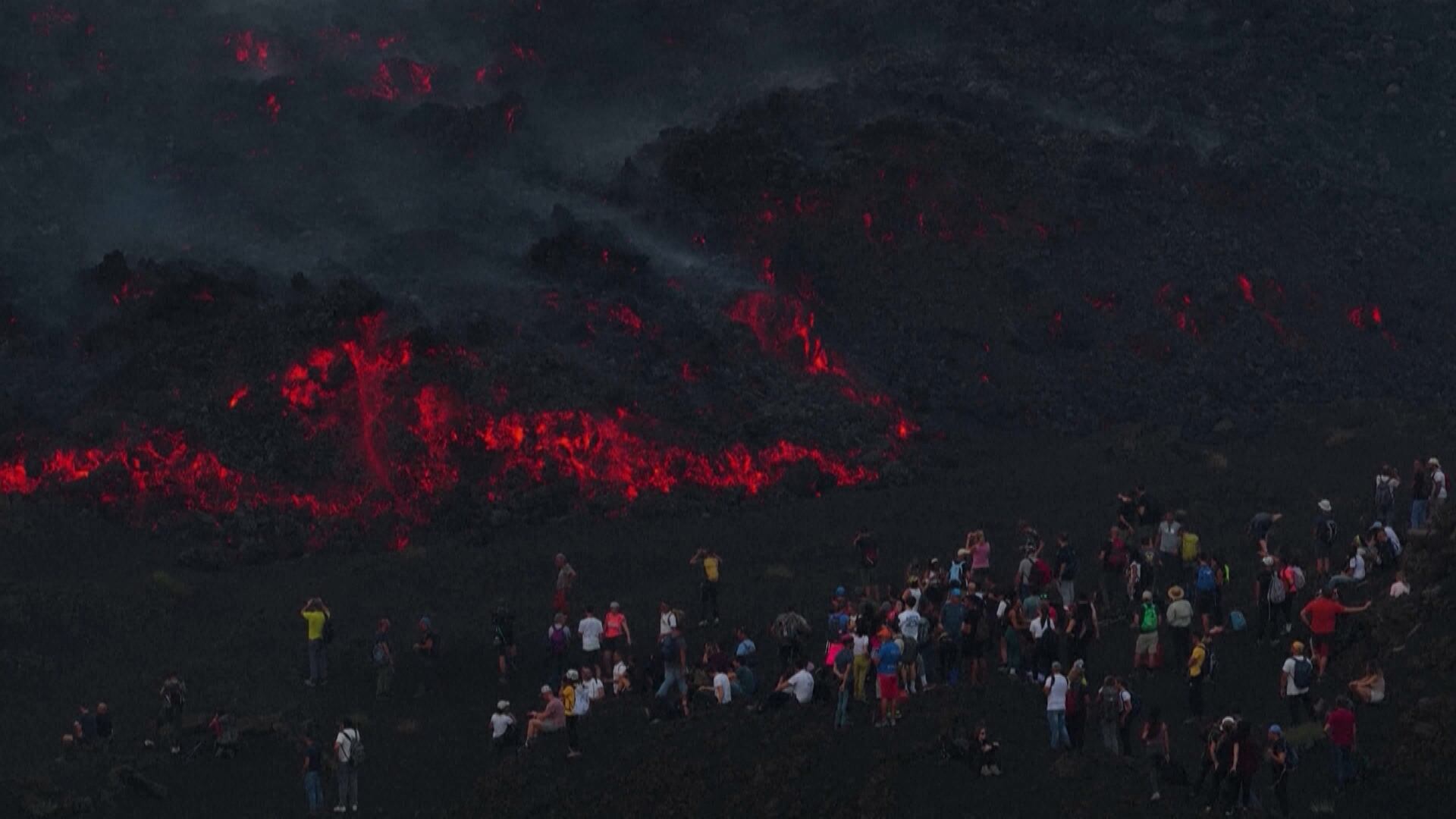 Monte Etna na Europa atrai multidões de turistas