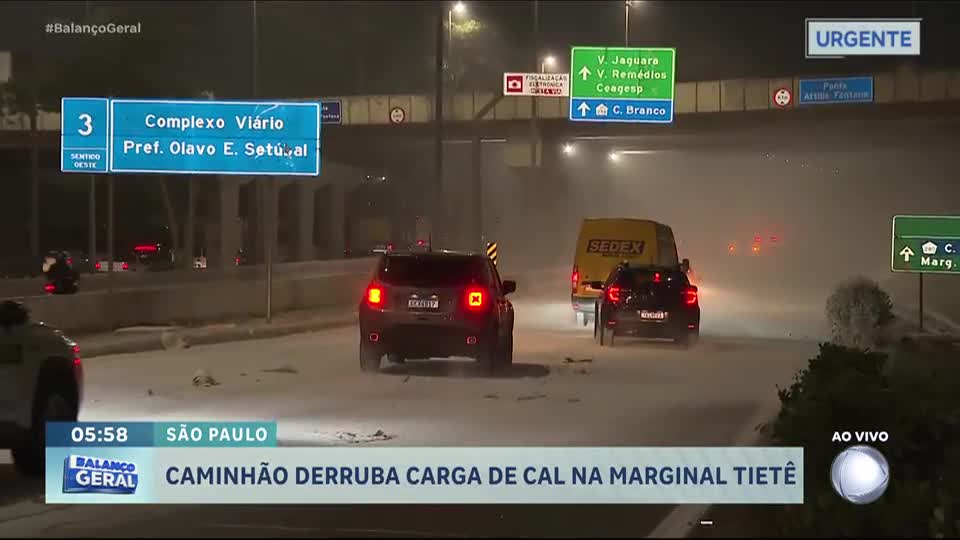 Caminhão derruba carga de cal na Marginal Tietê