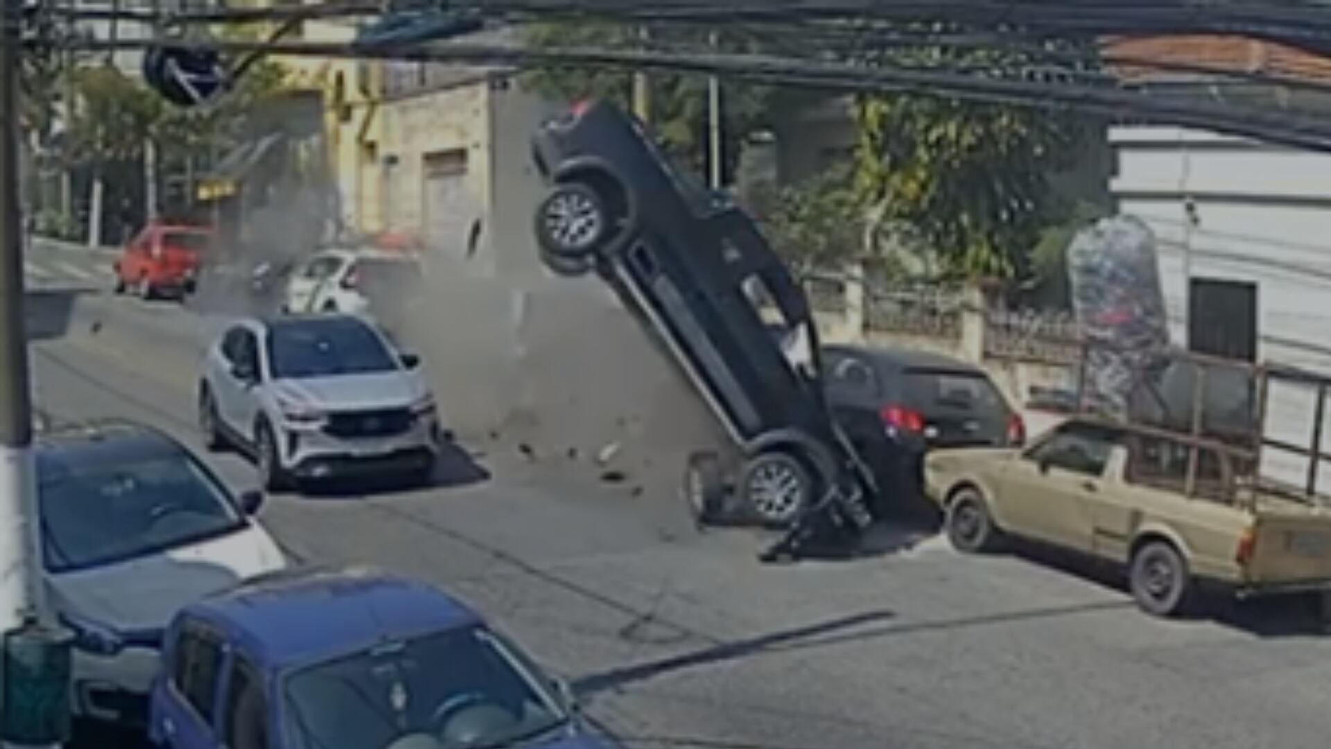 Motorista perde controle, carro ‘voa’ e colide com oito veículos em São Paulo