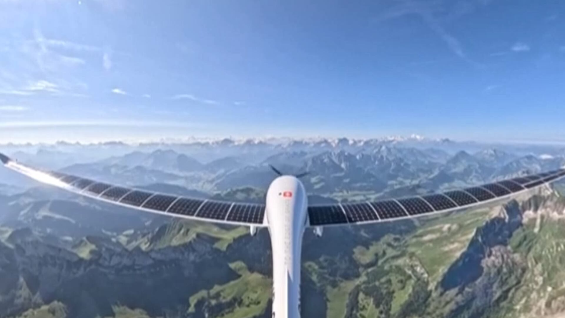 Piloto quebra recorde mundial de altitude em voo histórico com avião movido a energia solar