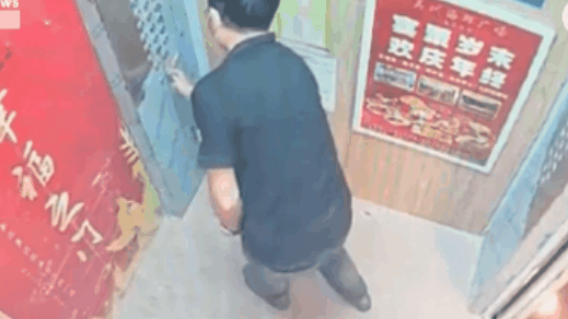 Homem entra em pânico ao confundir porta de elevador e pensar que está preso; veja vídeo