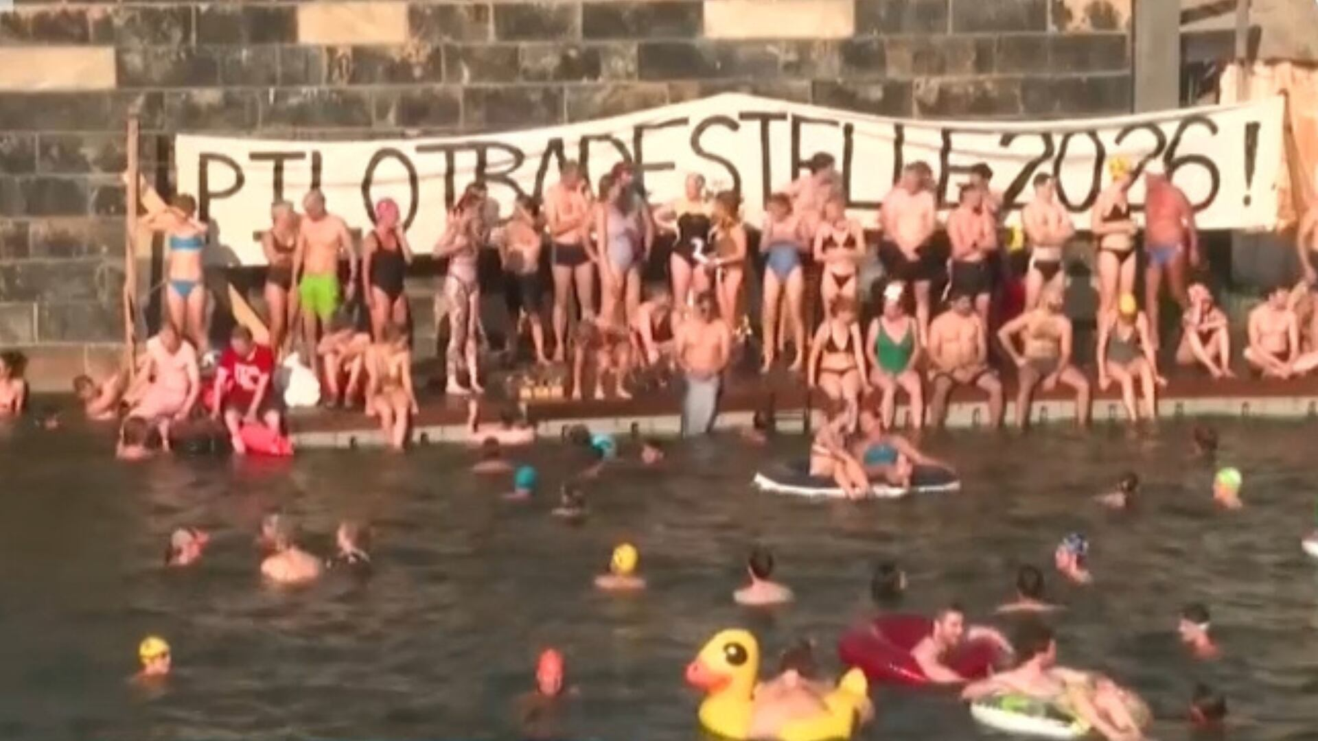 Alemães mergulham em rio de Berlim para protestar contra proibição de nado em área pública