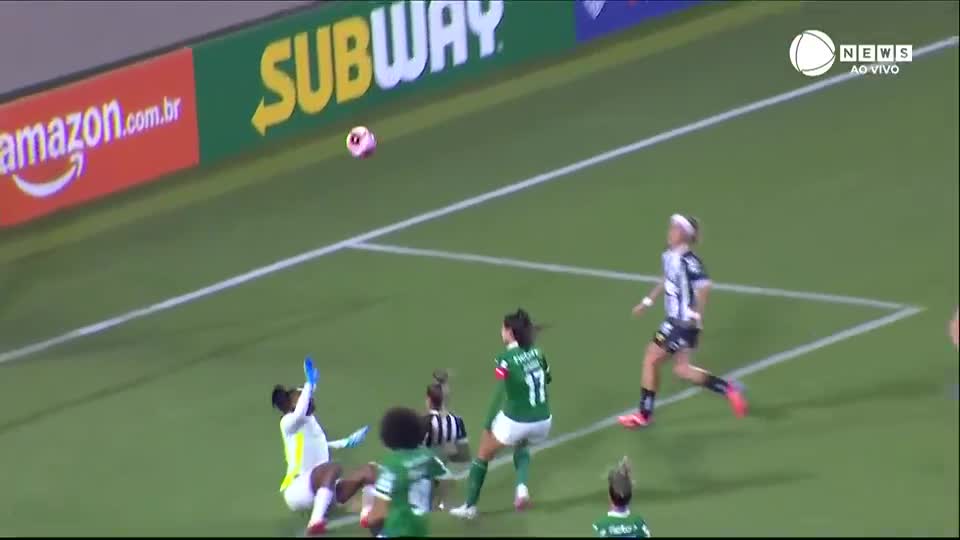 Santos abre o placar contra o Palmeiras após falha bizarra da goleira; assista ao lance
