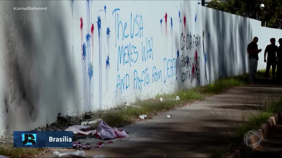 Muro da Embaixada dos EUA em Brasília é pichado com frases antiamericanas