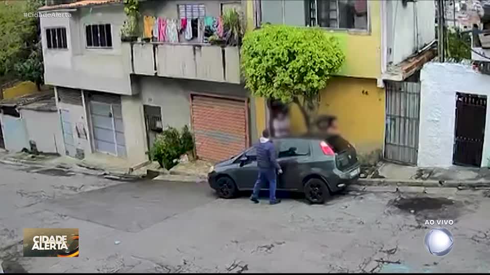 Falsos policiais invadem casa, fazem casal refém e exigem R$ 40 mil em SP