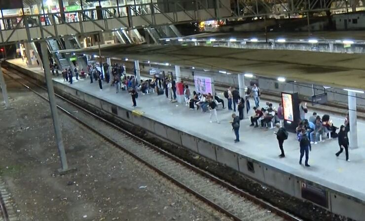 Falta de energia provoca atrasos em trens e tumultua volta para casa no Rio de Janeiro