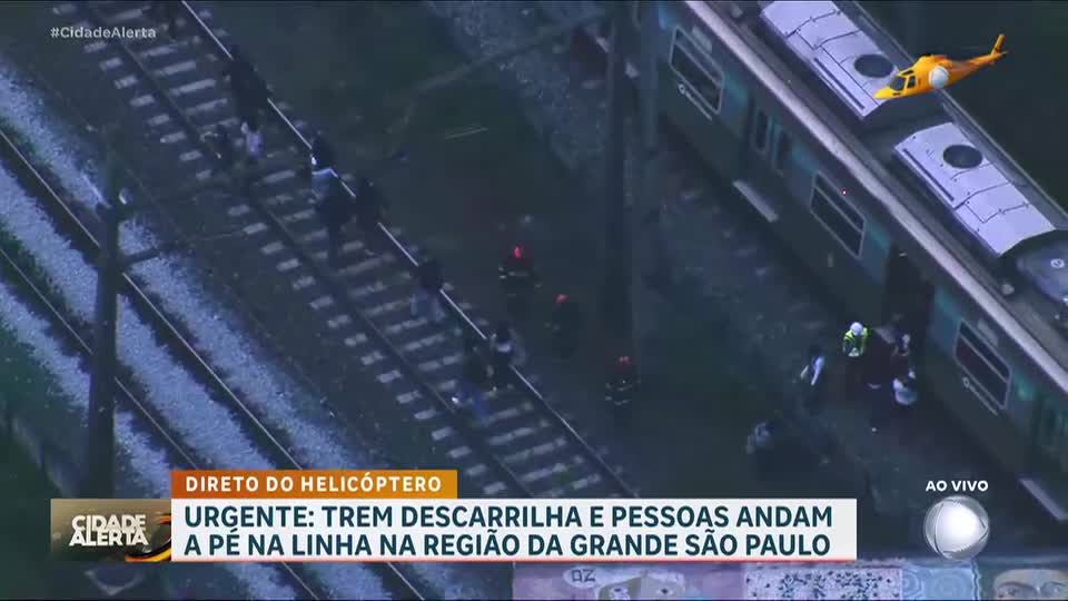 SP: trem da Linha 8-Diamante descarrila e passageiros precisam andar nos trilhos até a estação