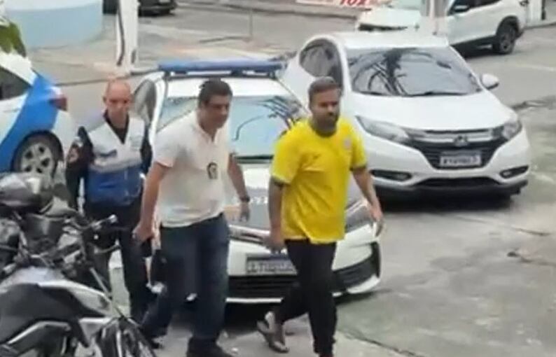 Homem em carro de luxo é preso após furtar cabo de fibra óptica em estacionamento de shopping