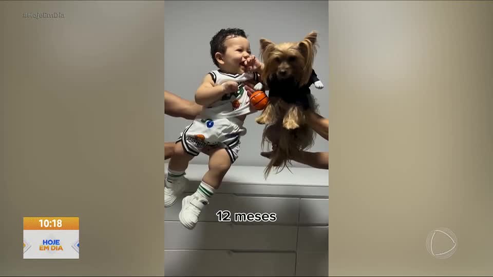 Dupla inusitada de bebê e cãozinho faz sucesso nas redes sociais
