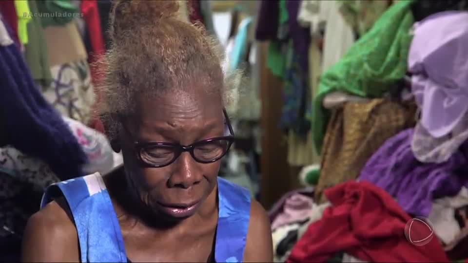 Mulher enfrenta desafios com acumulação após perdas na família