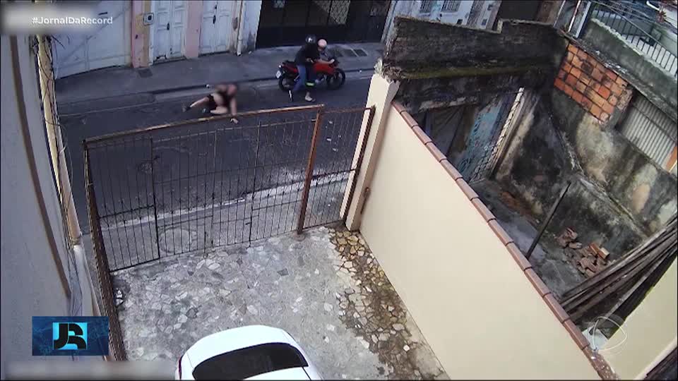 Polícia procura por dois criminosos que balearam homem durante tentativa de assalto em Salvador