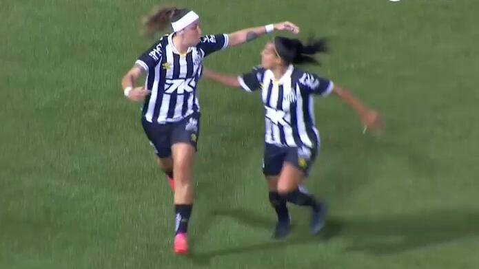 Santos derrota Palmeiras com ajuda da goleira e candidata à Bola de Ouro falhando no fim
