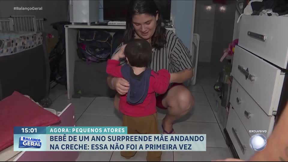 Bebê finge que não sabe andar em casa para ganhar colo e surpreende mãe na creche