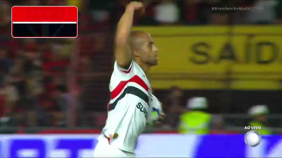 Do banco para o gol! Lucas diminui para o Tricolor