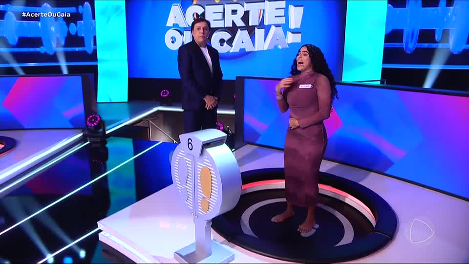 Será que ela é ansiosa? Elana Valenária fica nervosa e protagoniza queda engraçada