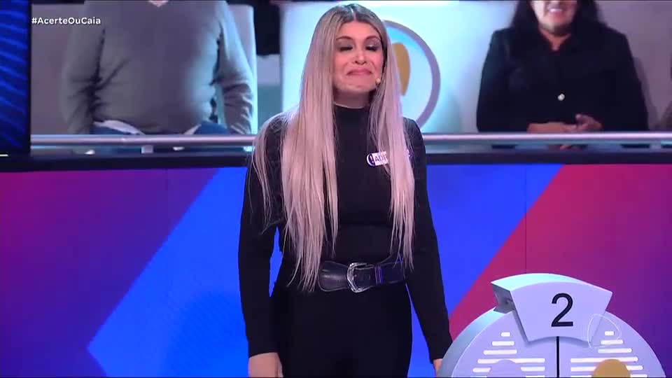Adryana Ribeiro se despede do Acerte ou Caia cantando: 'Você vai embora por aí afora'