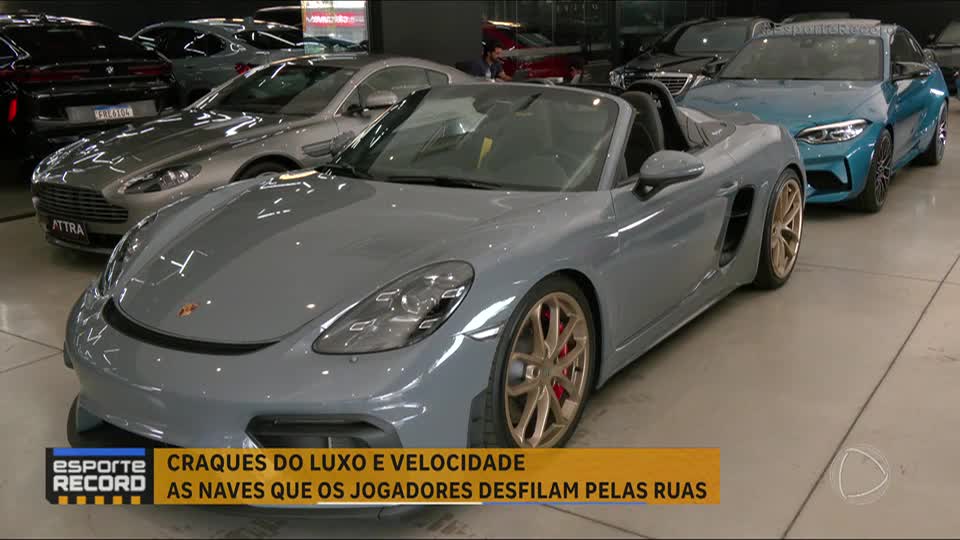 Craques do futebol demonstram amor por carros esportivos e desfilam pelas ruas com super máquinas