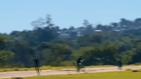 Jovens usam pista de corrida para dar ‘grau’ de bicicleta motorizada e colocam atletas em risco