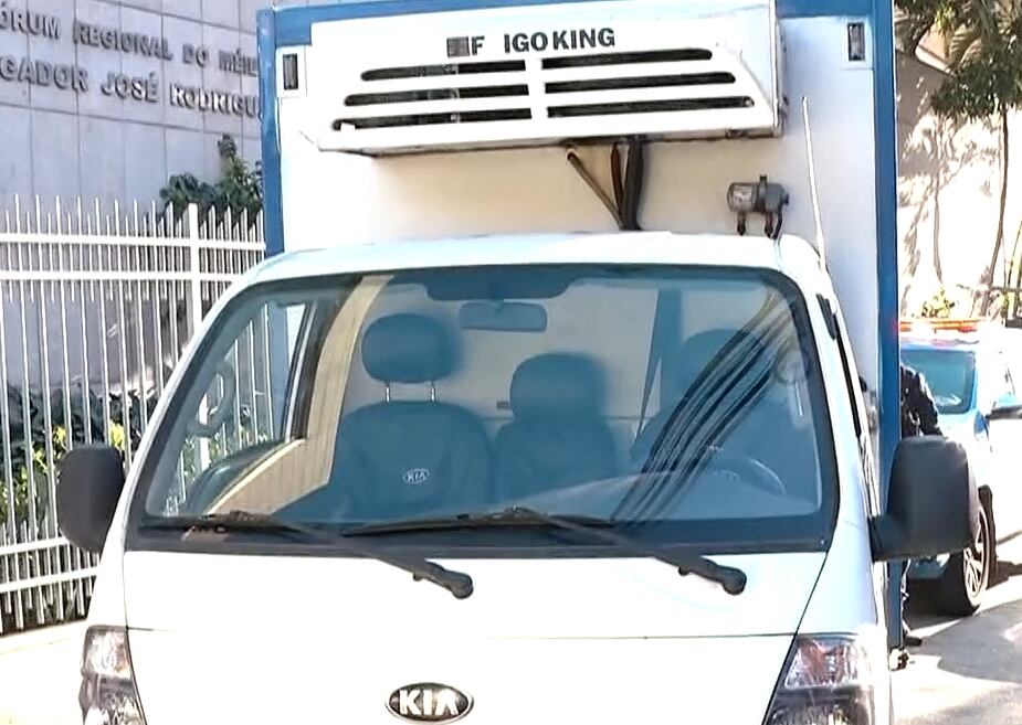 Criminosos em moto e armados roubam caminhão com congelados na avenida Brasil, no Rio