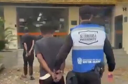 Dupla é presa em flagrante durante invasão e furto a residência na Freguesia, no Rio