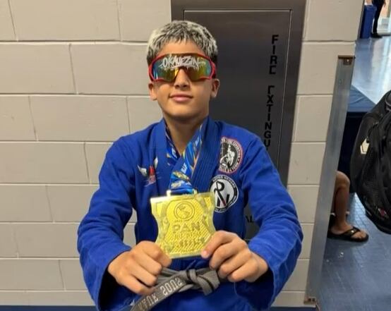 Atleta de 12 anos conquista medalha nos EUA, mas prêmio desaparece da bagagem no retorno ao Rio
