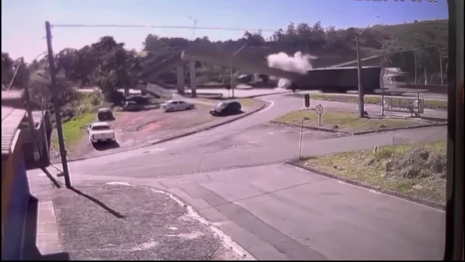 Passarela cai em cima de carro na rodovia Fernão Dias e deixa mortos em SP; veja vídeo