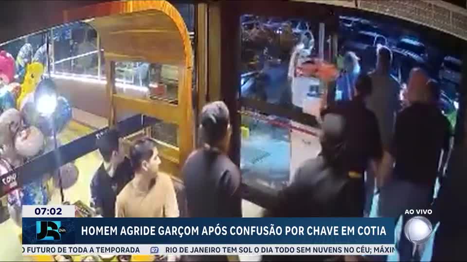 Homem agride garçom após confusão por chave de carro em Cotia, na Grande São Paulo