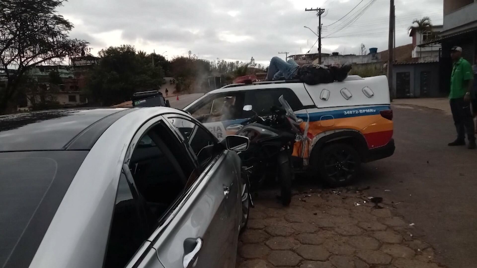 Carro desgovernado atinge viatura da PM e motoqueiros