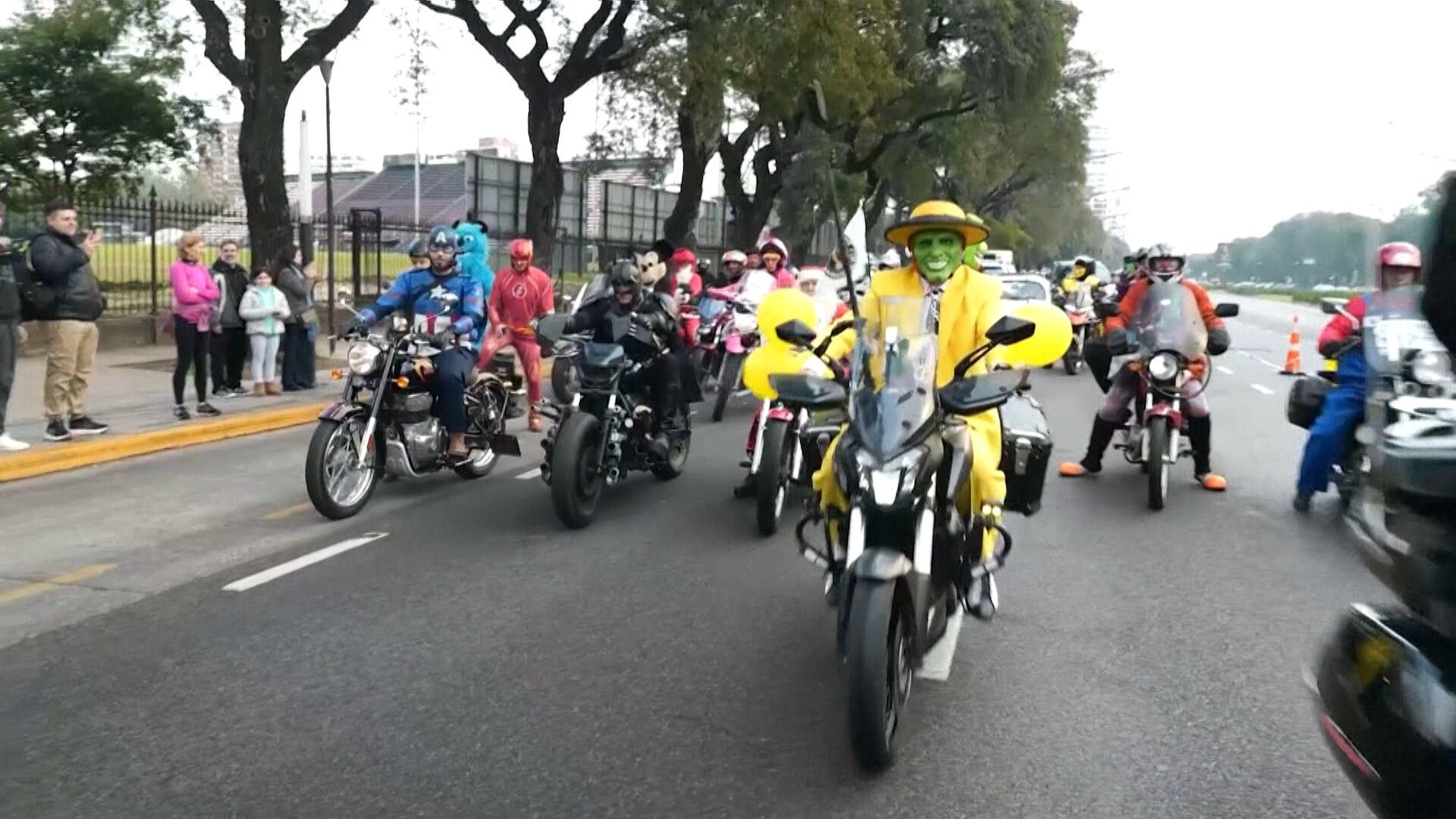 Motociclistas fantasiados de personagens levam alegria a hospital infantil na Argentina