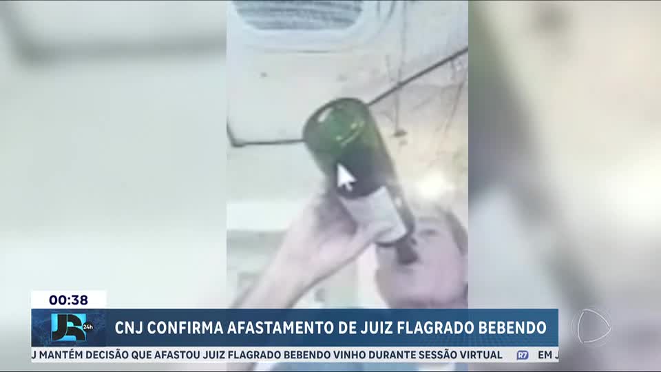 CNJ confirma afastamento de juiz flagrado bebendo vinho durante julgamento