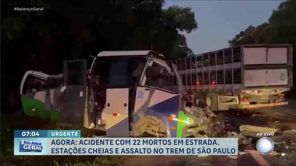 Acidente entre micro-ônibus e carreta deixa 22 mortos e quatro feridos no interior do Paraná
