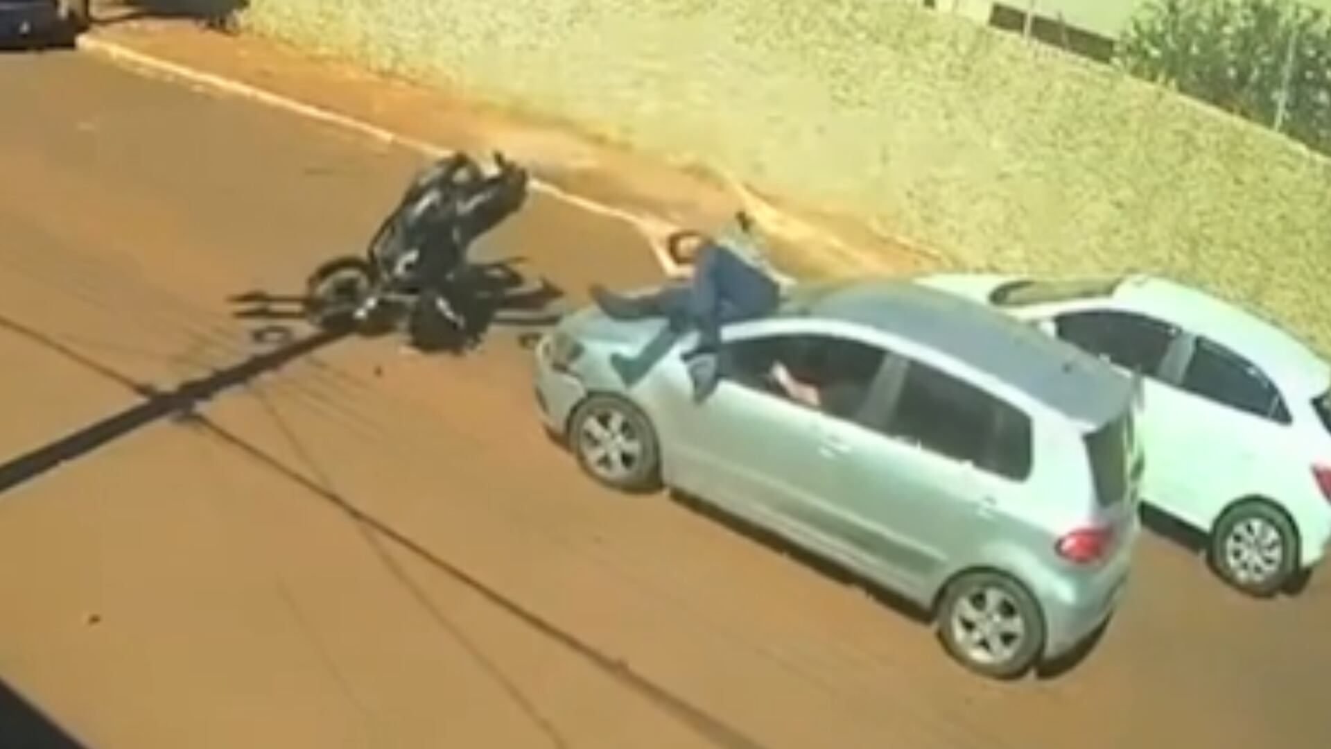 Vídeo: motociclista bate contra carro, sai girando e termina em cima do capô