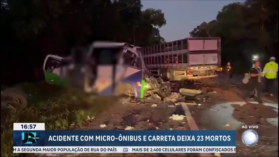 Acidente entre micro-ônibus e carreta deixa 23 mortos no Paraná