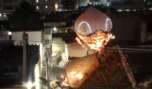 VÍDEO: Balão cai em cima de casa e provoca incêndio no telhado no Engenho Novo, no Rio
