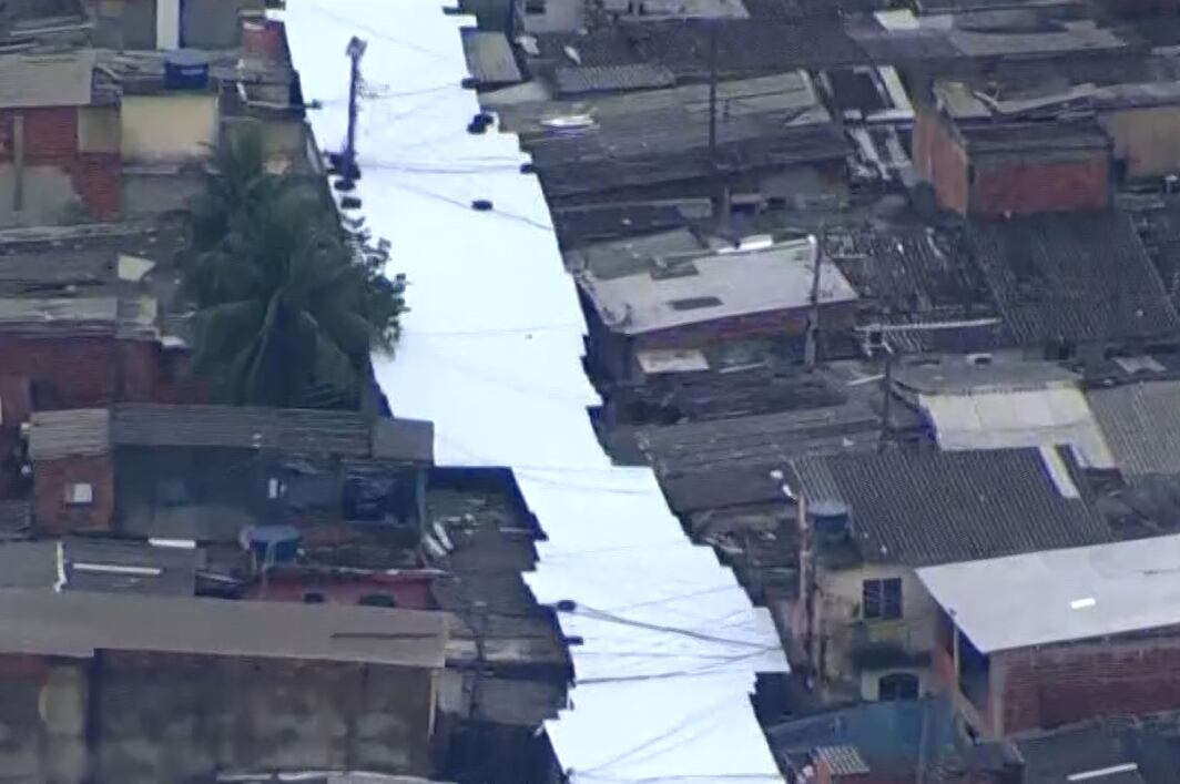 Tráfico instala coberturas sobre ruas e becos para dificultar monitoramento policial no Rio