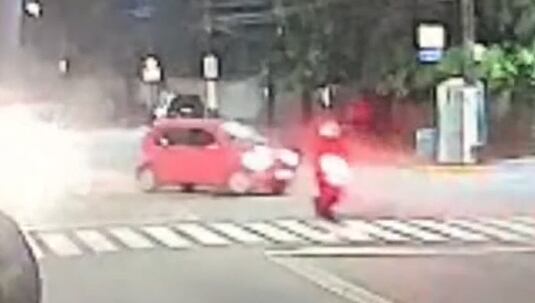 VÍDEO: Motociclista é arremessado a 20 metros após colisão com carro em Teresópolis