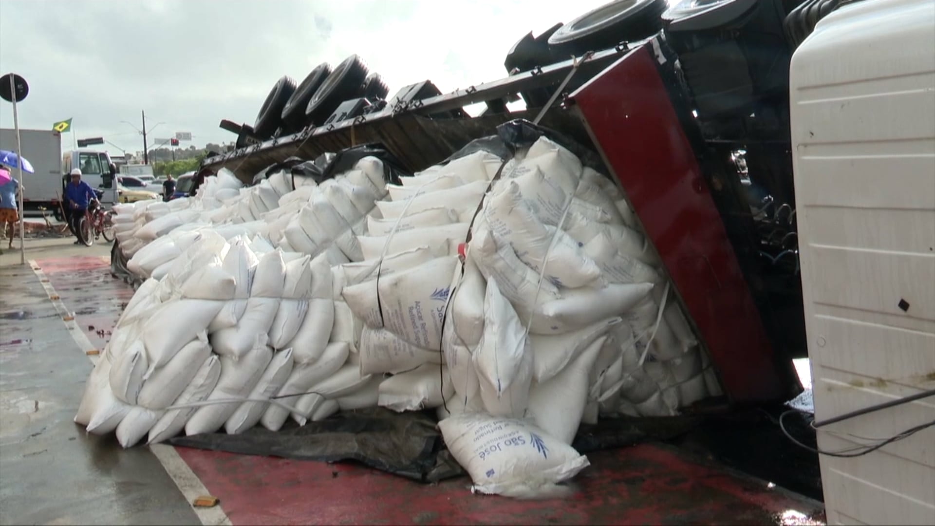 Carreta carregada com 32 toneladas de açúcar tomba em viaduto de Olinda (PE)
