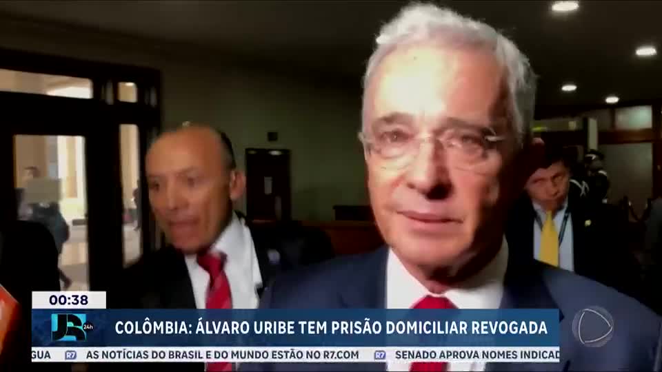 Justiça colombiana revoga prisão domiciliar do ex-presidente Álvaro Uribe
