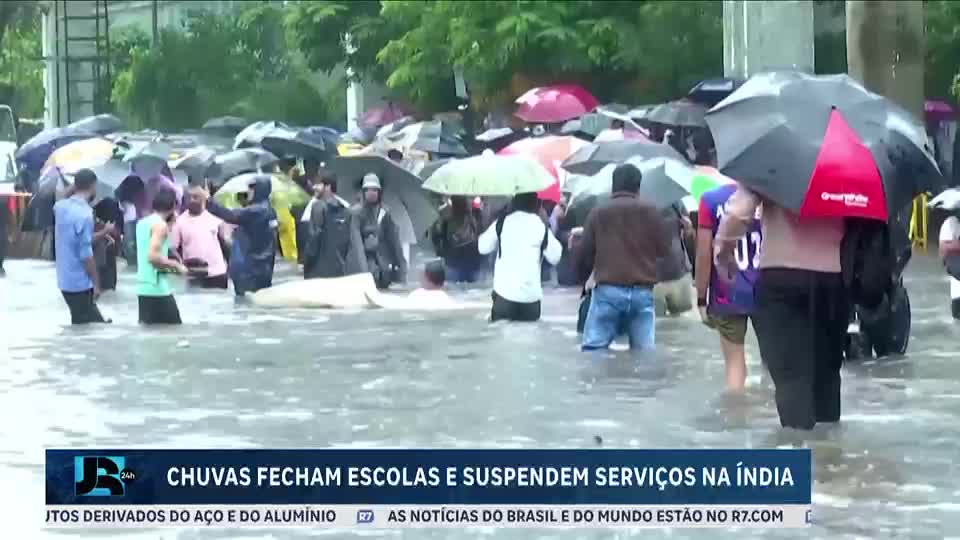 Fortes chuvas fecham escolas e suspendem serviços na Índia